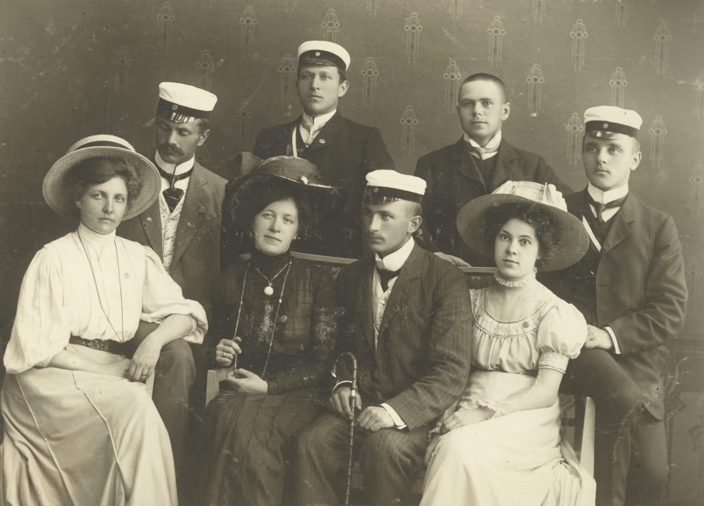 Marie Under (I r. vas. 2.) Finnish students in Tallinn
