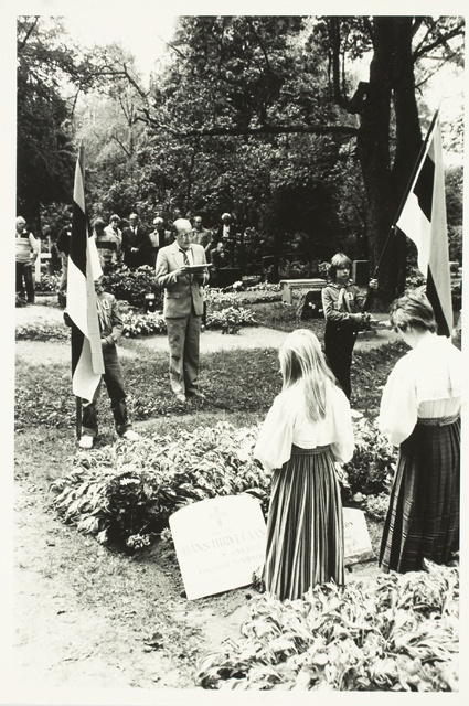 Major Hans Hirvlaane funeral arrangement in Rapla graveyard with a solemn service
