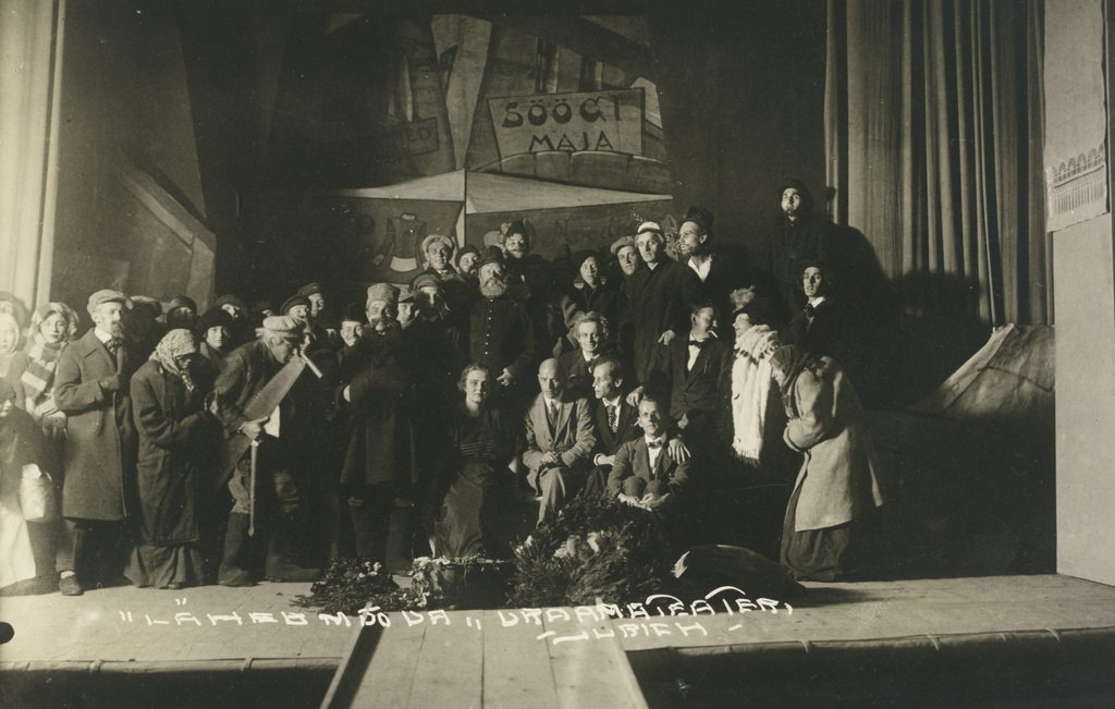 Artur Adson (in the middle) with the performance "Let's pass by" team in 1923.