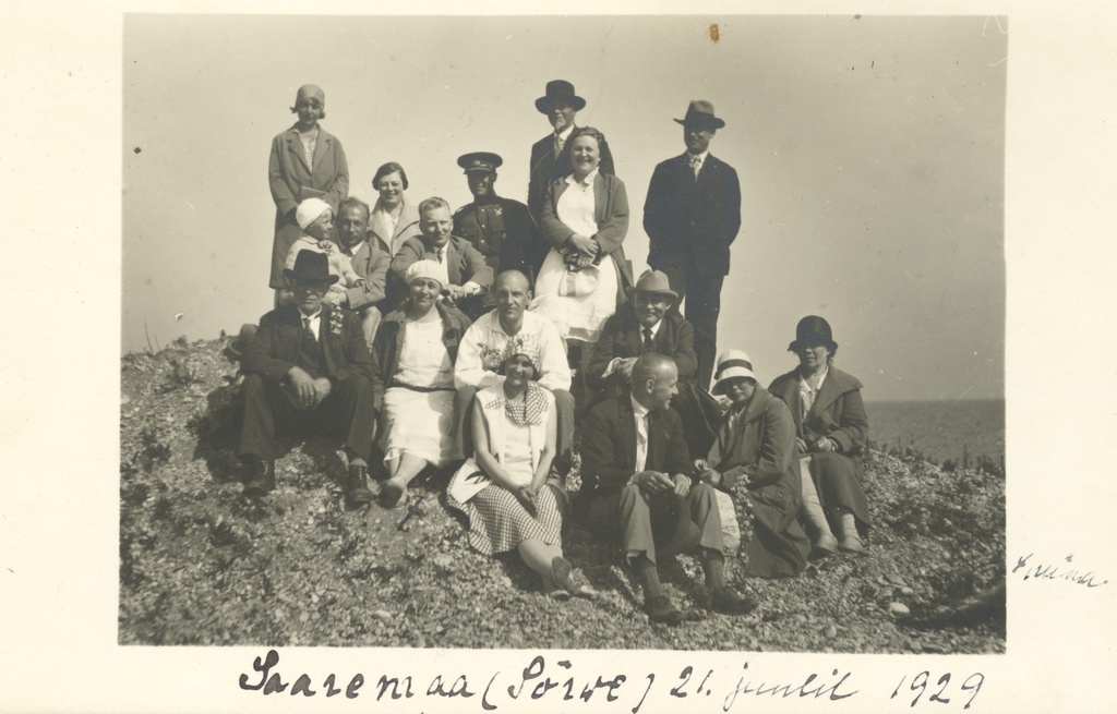 Johanna Kitzberg (middle) and others in Saaremaa Sõrve on July 21, 1929