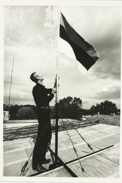 Throwing the Estonian flag on the roof of Rapla United Bank