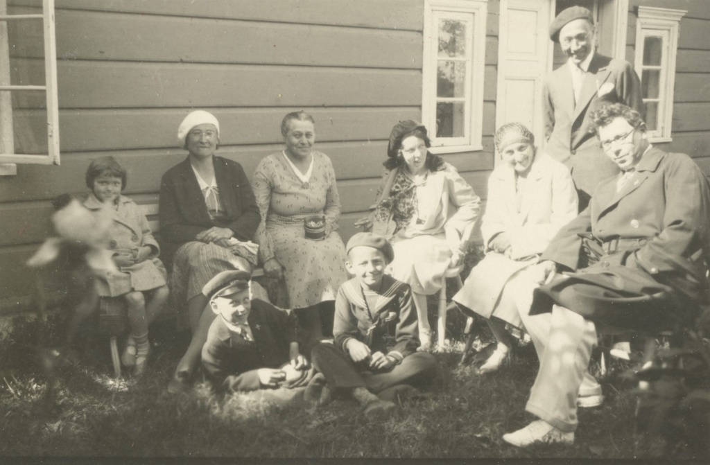 Johanna, Jaan and Silvia Kitzberg and others in Kuressaare 13.07.1931