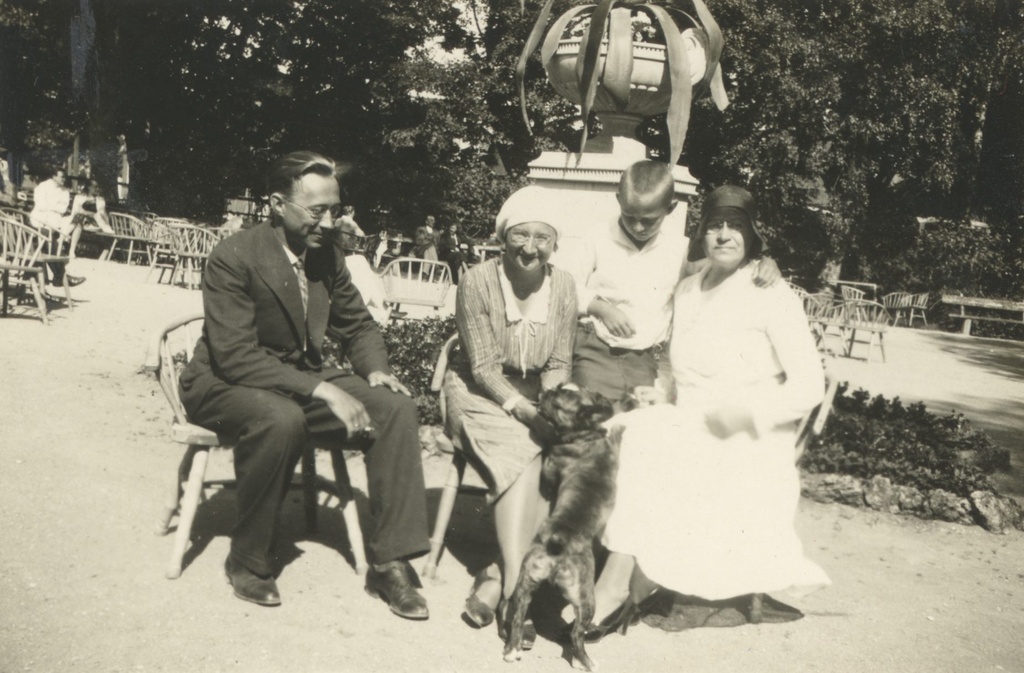 Johanna, Jaan and Silvia Kitzberg and others in Kuressaare 13.07.1931