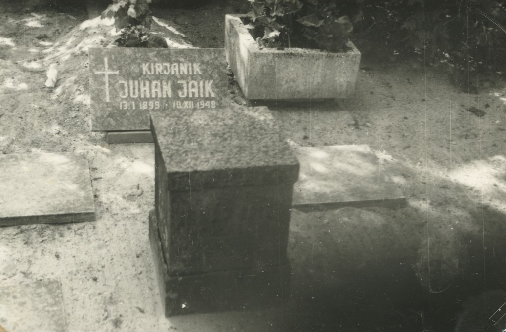 The grave of Juhan Jaiki in Tallinn on Rahumägi