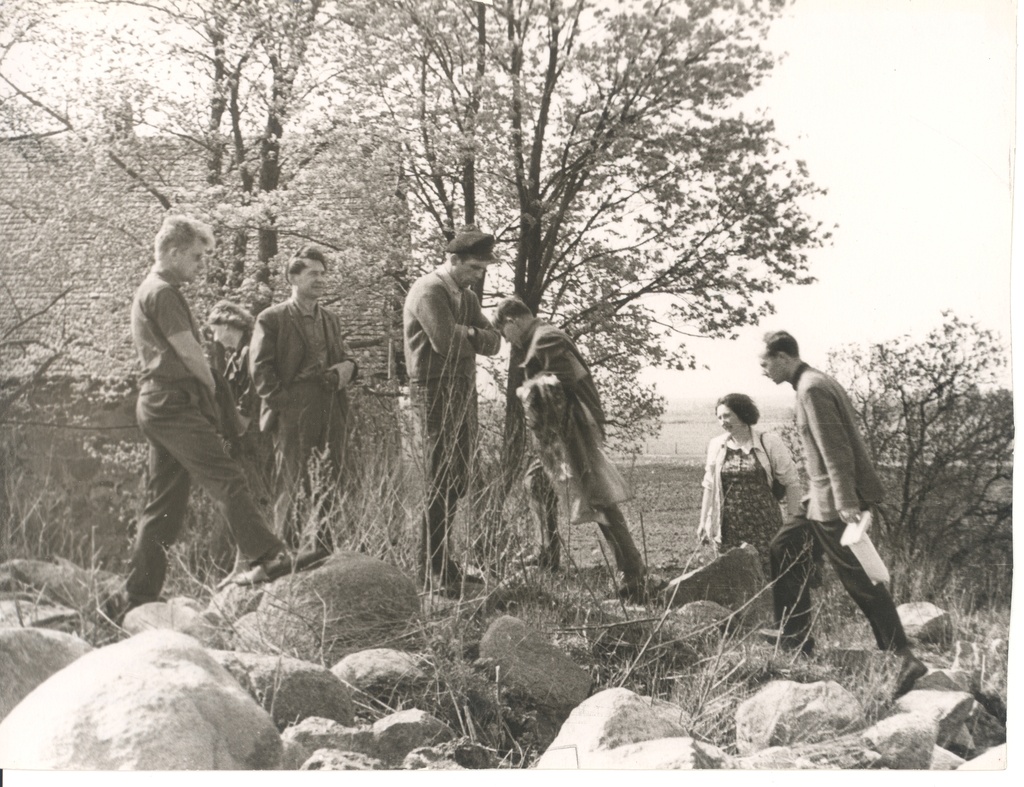 Employees of the Literature Museum and KKI at m. Metsanurga homepage at the courtyard