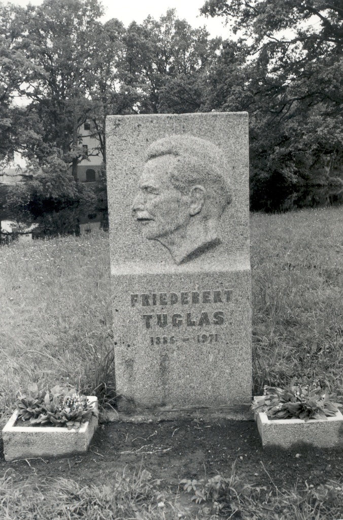 From the expedition of km employees in 1986. a. f. Tuglase monument step in front of Ahja schoolhouse