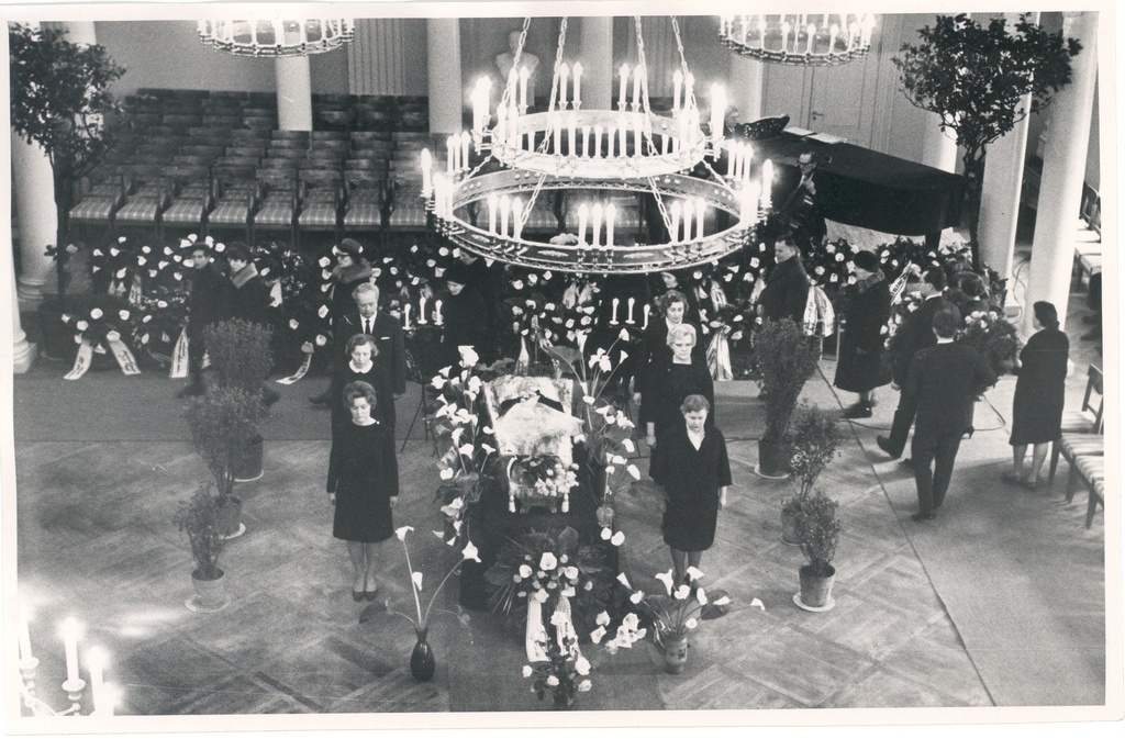 J. V. Veski funeral at the TRÜ autumn 31. III 1968