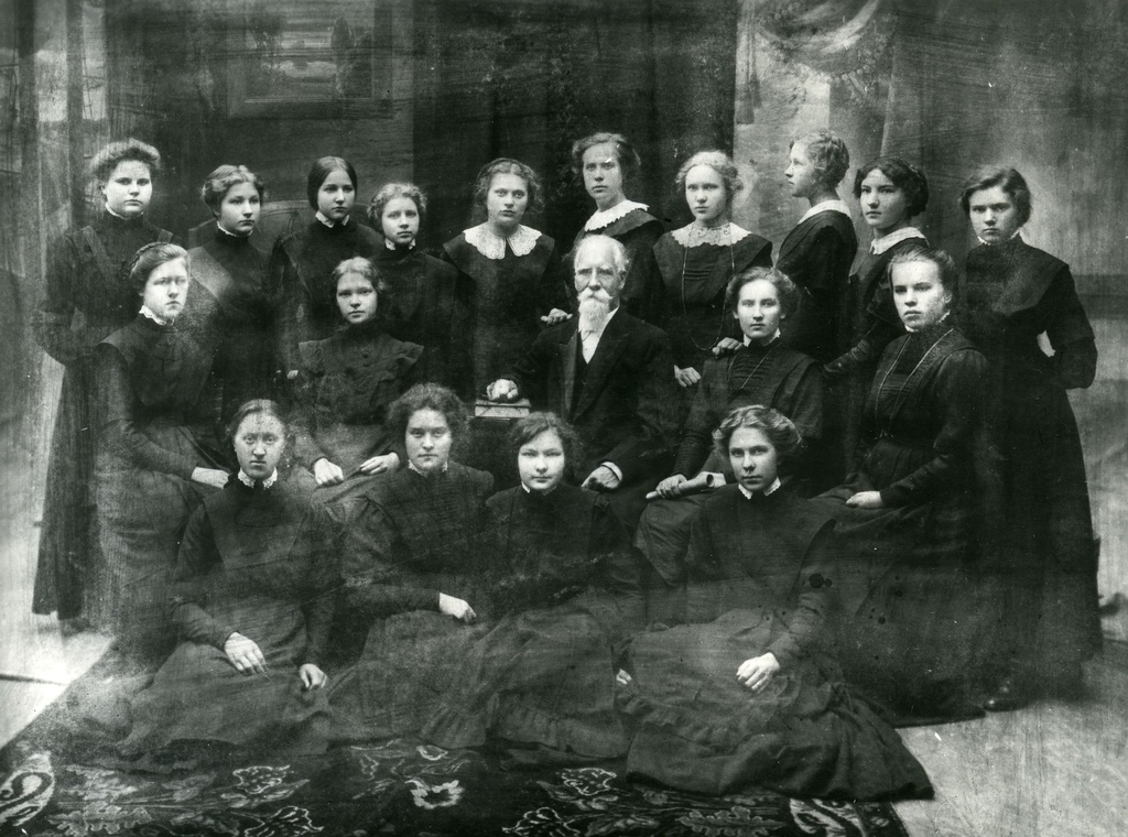 Students of the 7th grade of Pushkin University 1911/1912 sister-a.