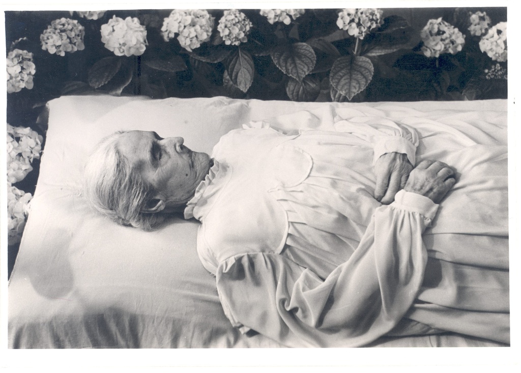 Wound, Anna at home on the table 13.03.1957