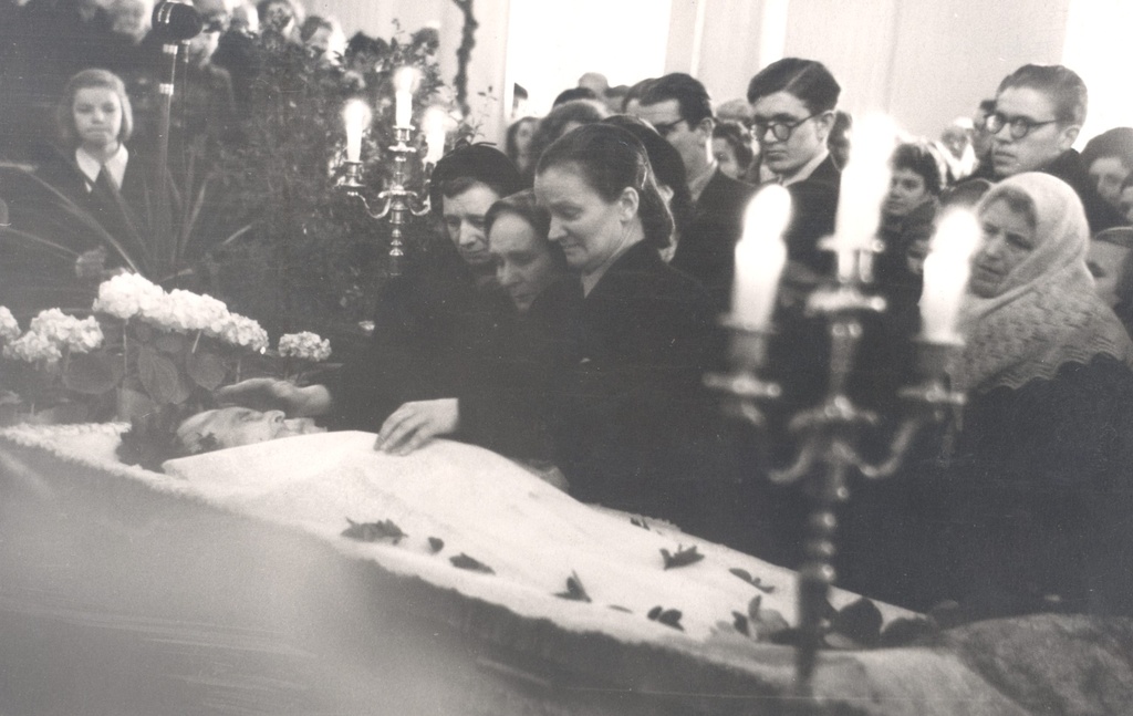 Goodbye to Anna Haava at the TRÜ square 17.03.1957. On the left: 1) Ella Vassil, 2) Liisa Vassil, 3) Meta Haldre.