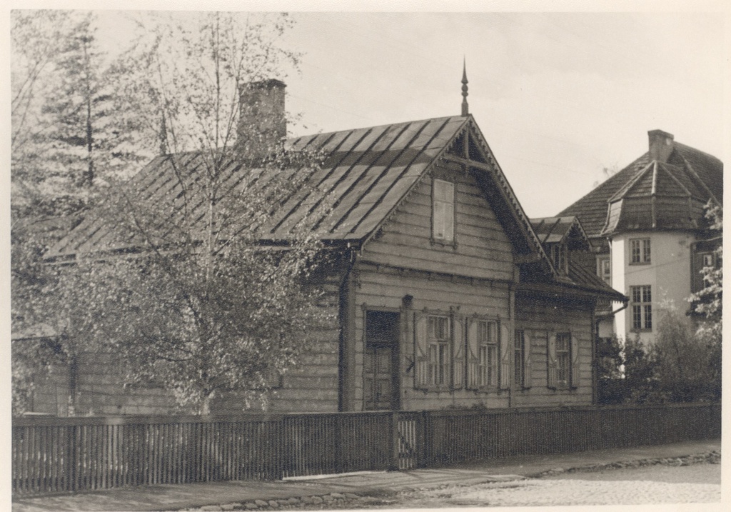 Wound, Anna residence in Tartu 1925-1927.- Teacher Tän. 8, 2nd floor, window towards the garden, entrance from the right end