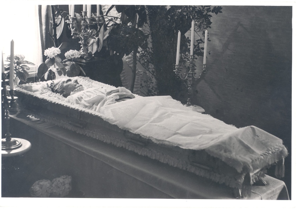 Wound, Anna in wooden shirt 13.03.1957