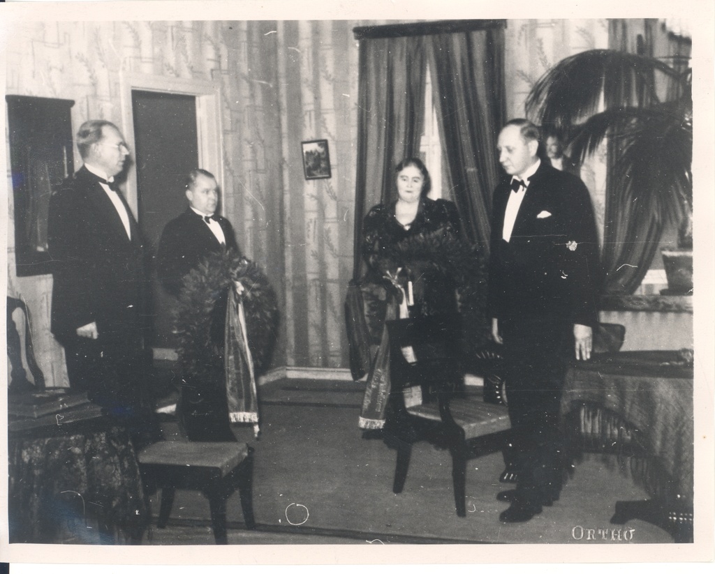 Hella Vuolijoki, "Niskamäe women" in the 100th performance. In the middle of h. Vuoli River, on the right director Eino Salmelainen. On the left - greetings