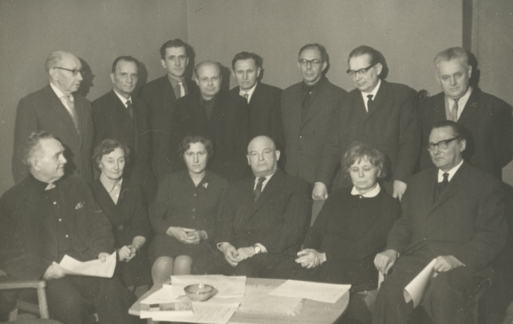 "creation" editorial and college. Front: e. Mouse, ?, h. Roo, a. Vaarandi, L. Raudsepp, e. Männik; behind: K. Kivi, p. Rummo, R. Vaidlo, e. Maasik, I. Sikemäe, J. Smuul, p. Kuusberg, a. Sokolov