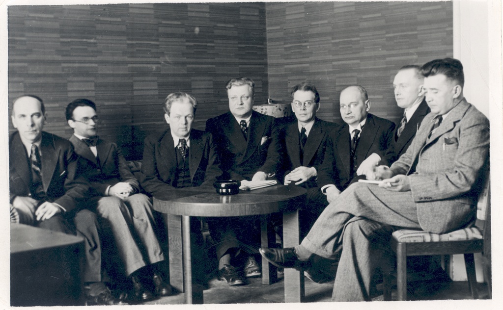 Board of Estonian Writers' Union. J. Semper, h. Talvik, p. Vallak, a. Jakobson, f. Tuglas, a. Alle, e. Mouse, m. Jürna