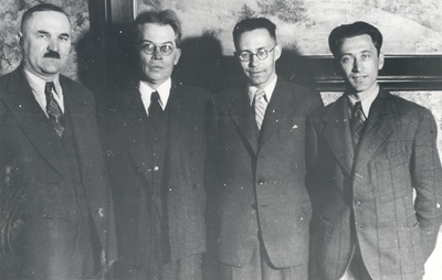 FR. Tuglas with Latvian and Lithuanian writers in Riga on May 31, 1940. VAS. : 1) Kârlis Egle, 2) Fr. Tuglas, 3) Kostas Korsakas, 4) Jânis Plaudis  duplicate photo