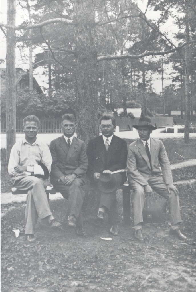 A meeting in Elva, where the publication of "Estonian History" was decided. VAS: 1) h. Kruus, 2) J. Roos, 3) f. Tuglas, 4) d. Palgi