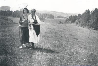 Elo Tuglas and Selma Oinas-Kurvits are commemorated in Kasaritsa Puiga farm in 1921-22  duplicate photo