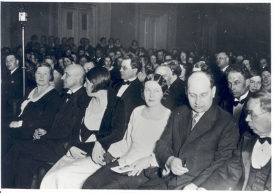 Marie Under's 50th anniversary act at the concert hall of Estonia on March 30, 1933. I. R. m. Under, a. Adson, h. Hacker, d. Hacker, a. Alle, m. Metsanurk; II r. f. Tuglas  duplicate photo