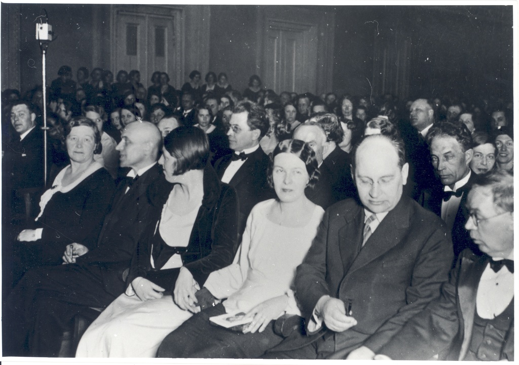 Marie Under's 50th anniversary act at the concert hall of Estonia on March 30, 1933. I. R. m. Under, a. Adson, h. Hacker, d. Hacker, a. Alle, m. Metsanurk; II r. f. Tuglas
