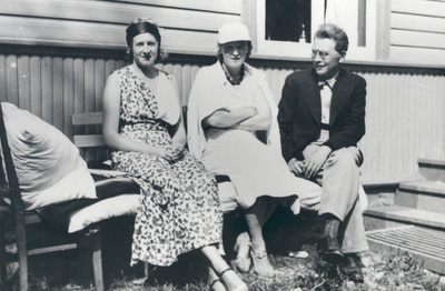 Selma Oinas-Kurvits, Elo Tuglas, Friedebert Tuglas Võlla 1936  similar photo