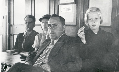 F. Tuglas, e. Tuglas, R. Kleis, e. Eesorg Naroova river shaft, summer 1937  duplicate photo