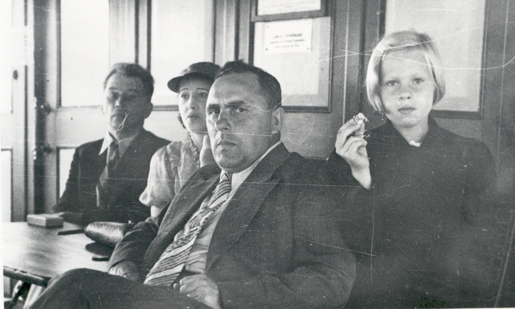 F. Tuglas, e. Tuglas, R. Kleis, e. Eesorg Naroova river shaft, summer 1937