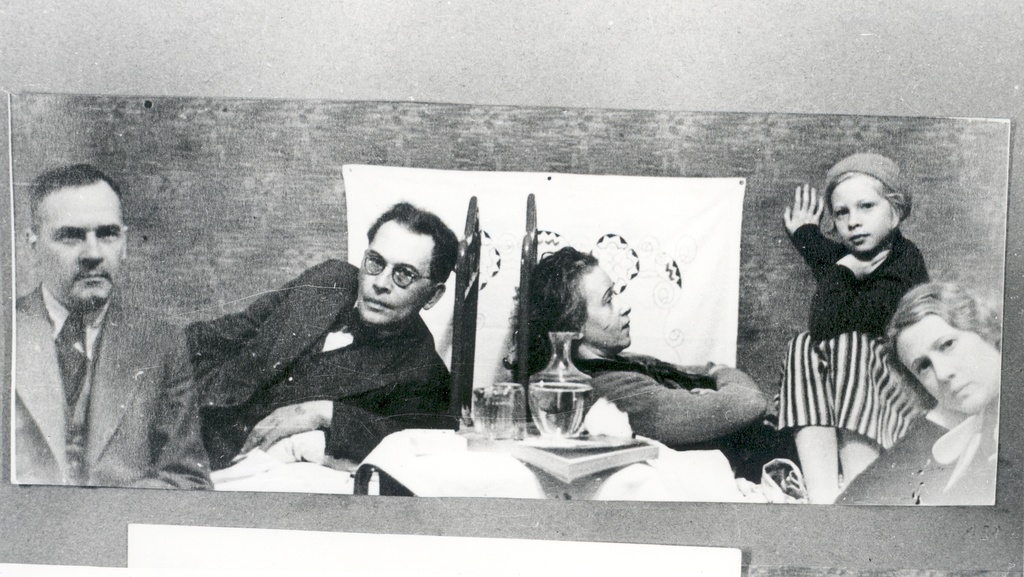 P. Kurvits, f. Tuglas, e. Tuglas, e. Eesorg, s. Oinas-Kurvits Viiburis, hotel "Continental" 2. VII 1938