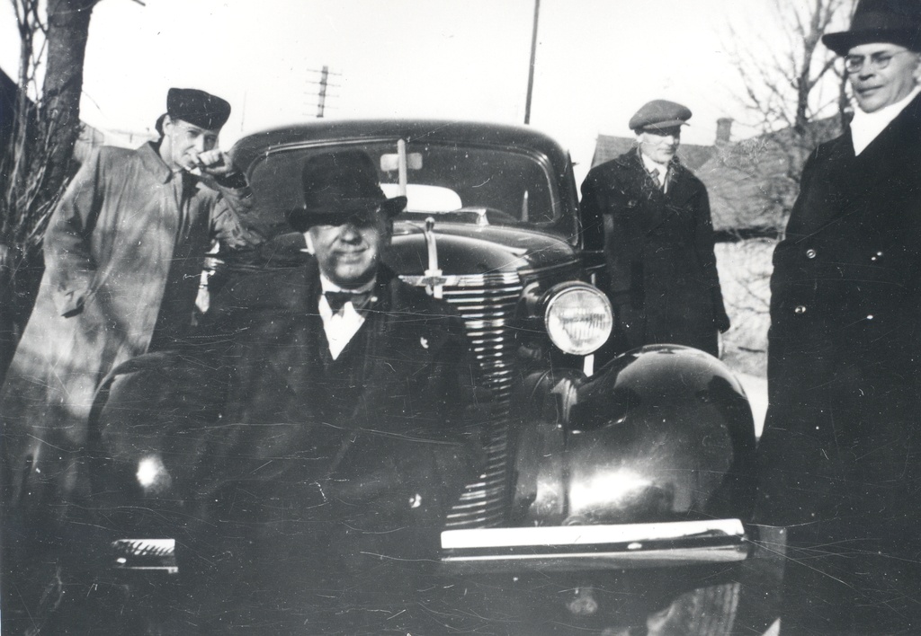 E. Tuglas, V. Treumann, driver ?, f. Tuglas. Round around Lake Võrtsjärvi, Puhja church village 29. IV 1939