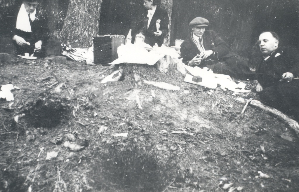 F. Tuglas, e. Tuglas, driver ?, Treumann. Round around Lake Võrts, 30. IV 1939