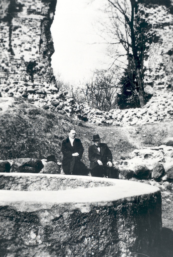 F. Tuglas, V. Treumann. Circle around Lake Võrts, Viljandi castle rain. 30. IV 1939