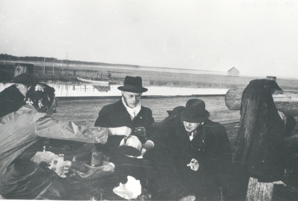 E. Tuglas, f. Tuglas, Treumann. Round around Lake Võrtsjärv, Oiu port bridge. 29. IV 1939