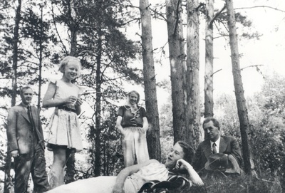 P. Kurvits, e. Eesorg, s. Oinas-Kurvits, f. Tuglas, e. Tuglas. Valkla, August 1939  duplicate photo