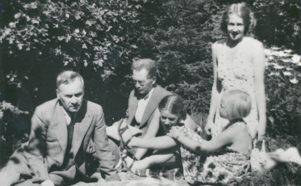 P. Kurvits, f. Tuglas, e. Tuglas, e. Eesorg, s. Oinas-Kurvits on Meriväljal, aug. 1939