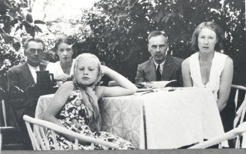 E. Eesorg, f. Tuglas, e. Tuglas, p. Kurvits, s. Oinas-Kurvits. Mariväljal, August. 1939