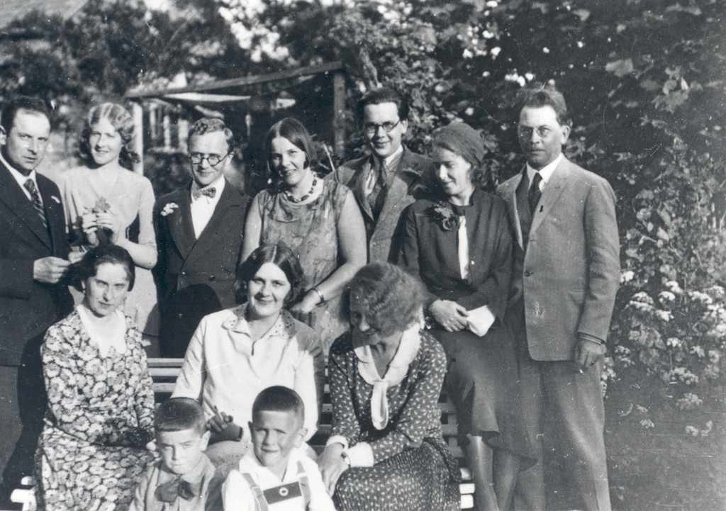 Haapsalu 1931. Stands left: II s. Oinas-Kurvits, VI e. Tuglas, VII f. Tuglas