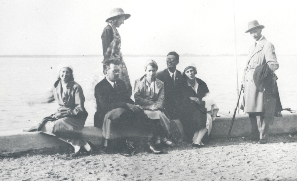 Haapsalu in 1932. S. Oinas-Kurvits, f. Tuglas, ?, e. Tuglas, h. Talvik, ?, K. Ast-Rumor