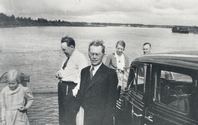 E. Eesorg, ?, f. Tuglas, e. Tuglas, p. Kurvits on Narva River, 1937  similar photo