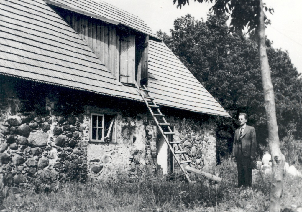 Friedebert Tuglas in Ahjal in front of the old beer house. July 1938
