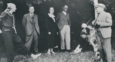 Vääna-Jõesuus Vahtra farm is growing in the yard. 1938 st. Oinas-Kurvits, p. Kurvits, ?, f. Tuglas, e. Tuglas, e. Eesorg, ?  duplicate photo