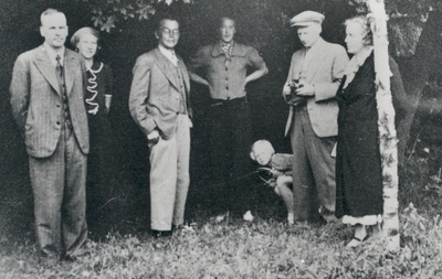 Vääna-Jõesuus Vahtra farm is growing in the yard. 1938 p. Kurvits, s. Oinas-Kurvits, f. Tuglas, e. Tuglas, e. Eesorg, ?, ?  duplicate photo