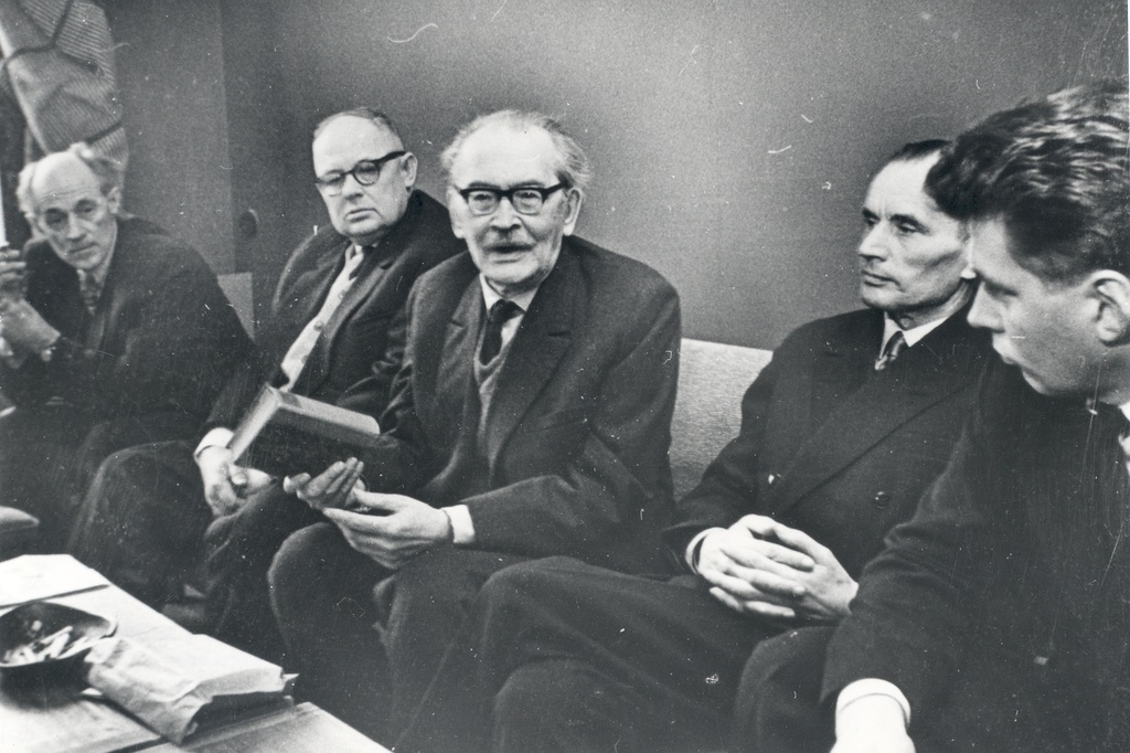Press conference at the House of Writers on February 14. 1964 (Juhan Liivi's 100th anniversary organization) Vas. : 1) R. Sirge, 2) p. Uusman, 3) f. Tuglas, 4) p. Rummo
