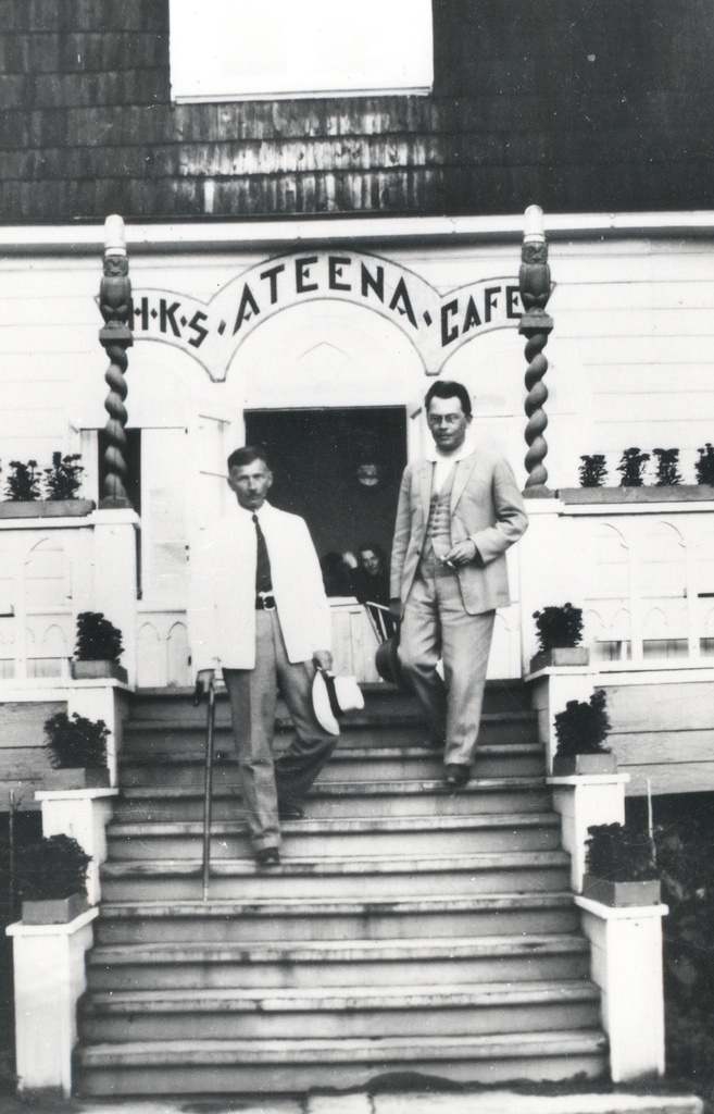 K. Ast-Rumor, f. Tuglas in front of "Ateena", where f. Tuglas wrote about the history of the Estonian Kirjameeste Society