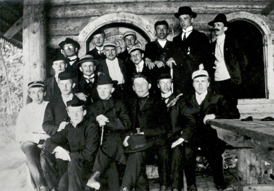 Väljasõit Pühajärvele, 6. mai 1906. a. Ülemine rida: J. Kartau, Hansenjäger, K. Grehm, V. Kann, J. Arro, I. Ivask; Keskmine rida: K. Treffner, K. Reinhold, J. Jürgenstein, H. Kurm; Alumine rida: V. Riks, E. Eisenschmidt, A. Sildnik, J. Hammer, F. Tuglas, A. Tults, H. Jõhvikas  duplicate photo