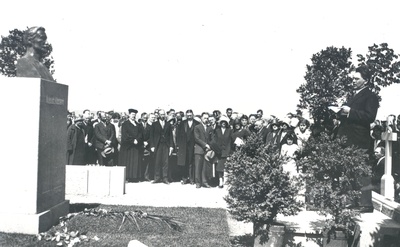 Opening of a. Kirzberg's tomb monument at Tartu-Maarja cemetery 15.06.1930. Speaks in f. Tuglas  duplicate photo