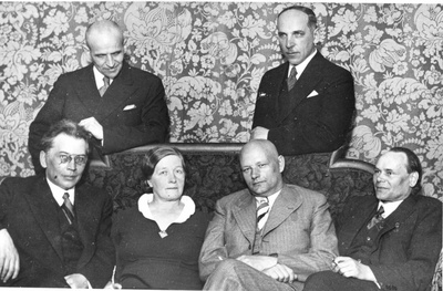 Siuru 18 May 1937. Sit f. Tuglas, m. Under, a. Gailit, h. Visnapuu. Stand by a. Adson, J. Semper  duplicate photo