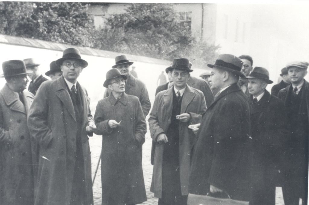 Authors tour for industrial areas. Narvas, Sep 28, 1938. M. Jürna?, h. Raudsepp, p. Viiding, a. Jakobson, Fr. Tuglas, a. Alle, h. Talvik, J. Parijõgi, e. Mouse