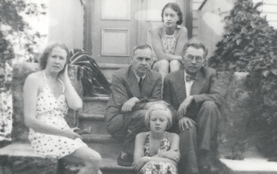 S. Oinas-Kurvits, p. Kurvits, f. Tuglas, e. Eesorg and e. Tuglas Meriväljal, aug. 1939  duplicate photo