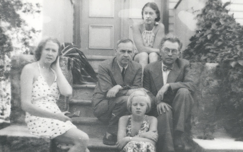 S. Oinas-Kurvits, p. Kurvits, f. Tuglas, e. Eesorg and e. Tuglas Meriväljal, aug. 1939