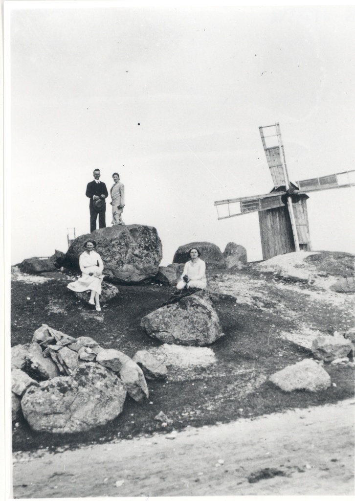 On the island of Vorms, July 1931. Back vas. F. Tuglas